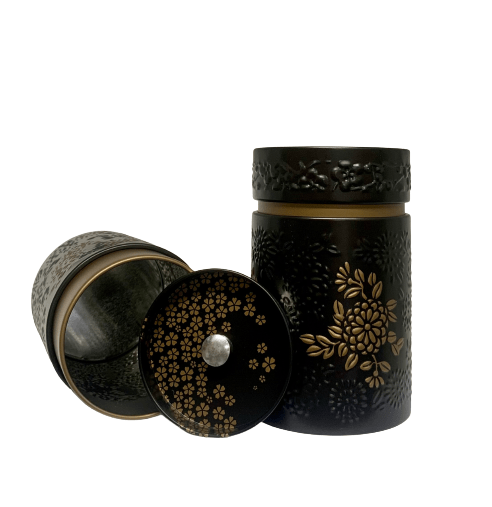 Description d'une photo d'une boite à thé vide en métal (noir) avec couvercle fraîcheur "Yumiko".