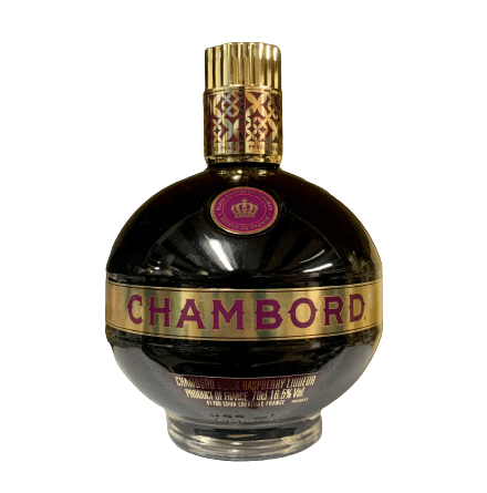 Liqueur de Chambord (70cl). La liqueur de Chambord faite dans la vallée du Loire en France, crée en 1685 quand Louis XIV visita Chambord. Composée de framboises rouges et de mûres, lui donnant une couleur pourpre foncée, et de miel, vanille et cognac lui donnant une bouche raffinée et harmonieuse unique.